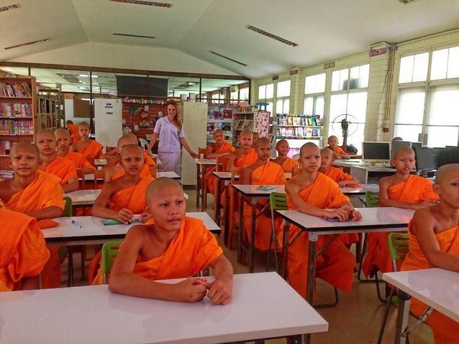 Letícia Mello lecionando em uma escola para monges.