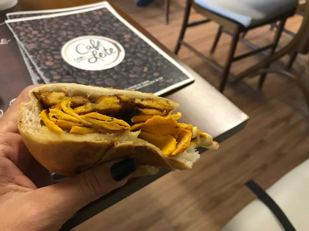 Pão com tucumã, queijo e banada no Café com Leite